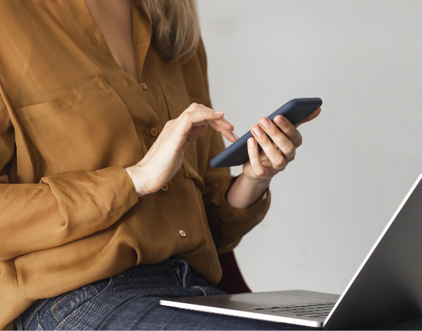 une femme qui consulte son smartphone
