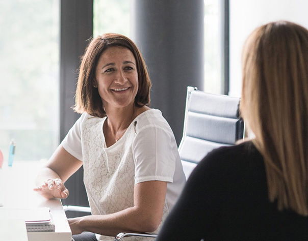 une directrice des ressources humaines en train de discuter avec une employée